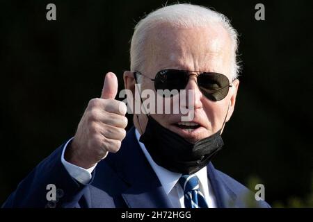LE président AMÉRICAIN Joe Biden fait des gestes en quittant le centre médical Walter Reed après avoir subi une coloscopie à Bethesda, Maryland, États-Unis, le 19 novembre 2021. Banque D'Images