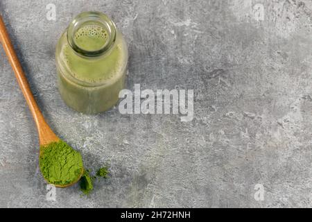Vue sur une boule de poudre de matcha et un latte de matcha Banque D'Images