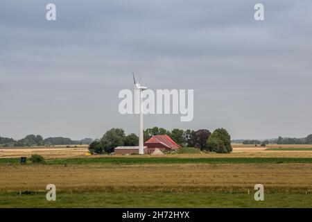 Roues éoliennes pour une énergie renouvelable sur le marais plat de l'Allemagne du Nord Banque D'Images