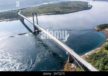 Vue aérienne du pont suspendu au-dessus du fjord Efjord, route E6, nord de la Norvège Banque D'Images