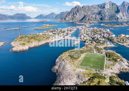 Vue aérienne sur le village de pêcheurs Henningsvaer, stade de football sur l'île rocheuse, Lofoten, Norvège Banque D'Images