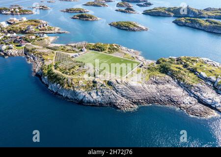 Vue aérienne sur le stade de football sur l'île rocheuse, village de pêcheurs Henningsvaer, Lofoten, Norvège Banque D'Images