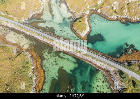 Vue aérienne de la route sur un barrage reliant les îles de la côte norvégienne, Norvège Banque D'Images