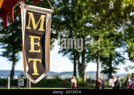 Faites des emplettes pour mead à la foire médiévale dans le jardin du château Banque D'Images