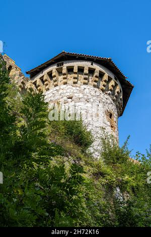 De grandes murailles et une tour d'un ancien château médiéval Banque D'Images