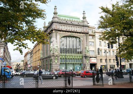 Eliseyev Emporium, salle de restauration emblématique, construite en 1902-1903 pour les Frères Elisseeff, située au 56 Nevsky Prospekt, Saint-Pétersbourg, Russie Banque D'Images