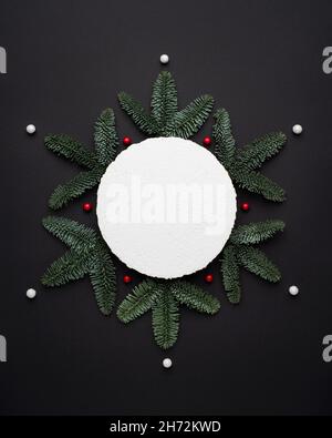 Carte de Noël avec motif flocons de neige et note pour message sur fond noir Banque D'Images