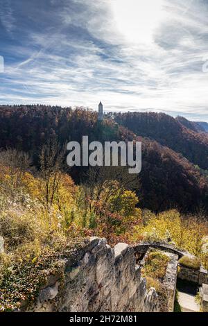 Ancienne tour de guet sur une colline au milieu de la forêt d'automne Banque D'Images