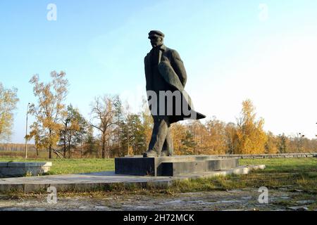 Statue de V. Lénine marchant dans le champ, à la réserve historique d'Etat Gorki Leninskiye, le domaine de banlieue où Lénine a passé ses derniers mois Banque D'Images