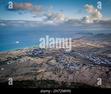 Vue panoramique aérienne de Porto Santo au Portugal avec vue sur la mer et la plage Banque D'Images