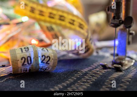 Macro de mise au point sélective.2022 écrit en centimètres, à côté d'un pied plus épais d'une machine à coudre. Banque D'Images