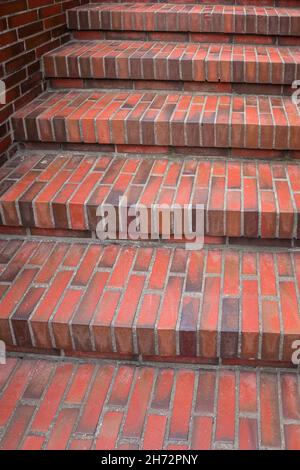 Escaliers rouges faits de briques vers quelque part Banque D'Images