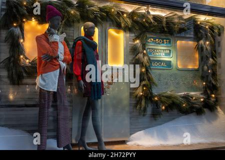 Vitrine d'Anthropologie à l'heure de Noël, New York City, USA 2021 Banque D'Images