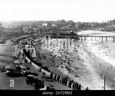 Foules historiques à Coogee Beach Sydney, Australie, en 1928 Banque D'Images