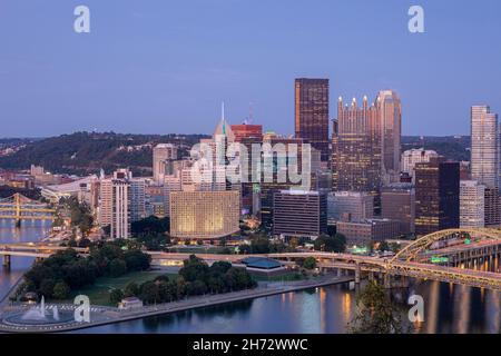 Paysage urbain de Pittsburgh et lumière du soir.Fort Pitt Bridge en arrière-plan.Magnifique vue panoramique de Pittsburgh Banque D'Images