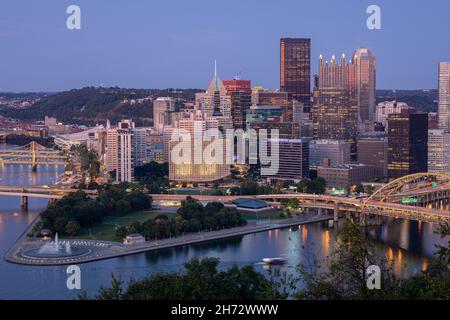 Paysage urbain de Pittsburgh et lumière du soir.Fort Pitt Bridge en arrière-plan.Magnifique vue panoramique de Pittsburgh Banque D'Images