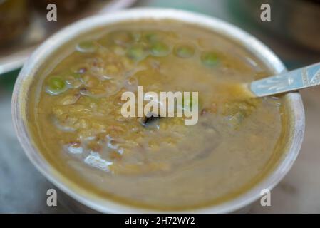 Savoureux curry de légumes servi dans un bol Banque D'Images