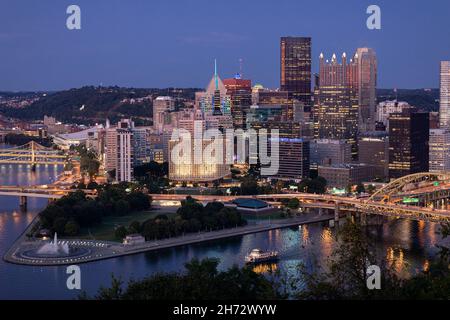 Paysage urbain de Pittsburgh et lumière du soir.Fort Pitt Bridge en arrière-plan.Magnifique vue panoramique de Pittsburgh Banque D'Images