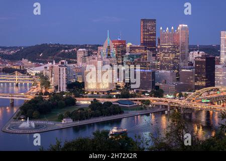 Paysage urbain de Pittsburgh et lumière du soir.Fort Pitt Bridge en arrière-plan.Magnifique vue panoramique de Pittsburgh Banque D'Images