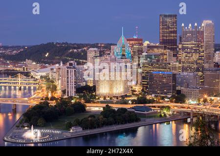 Paysage urbain de Pittsburgh et lumière du soir.Fort Pitt Bridge en arrière-plan.Magnifique vue panoramique de Pittsburgh Banque D'Images