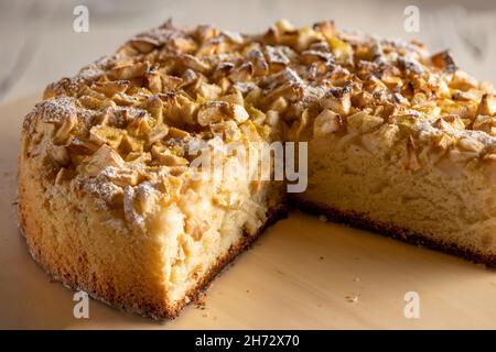 Tarte aux pommes bio faits maison dessert prêt à manger Banque D'Images