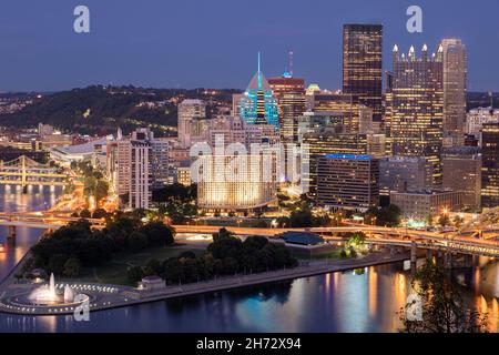Paysage urbain de Pittsburgh et lumière du soir.Fort Pitt Bridge en arrière-plan.Magnifique vue panoramique de Pittsburgh Banque D'Images