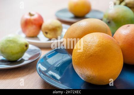 La mangue est le nom des fruits de plusieurs espèces d'arbres du genre Mangiferalanta et du genre Citrus, de la famille des Rutaceae, cultiv Banque D'Images