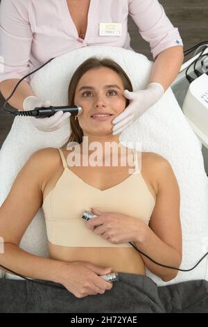 Mésothérapie par injection.Médecin et patient en clinique.Outil de cosmétologie de rajeunissement.Femme esthétique peau visage procédure. Banque D'Images