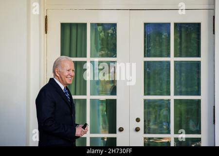 Washington, États-Unis.19 novembre 2021.Le président Joe Biden sort du Bureau ovale pour le don des dindes nationales de Thanksgiving, du beurre d'arachide et de la gelée, lors d'une cérémonie dans le jardin des roses de la Maison Blanche le 19 novembre 2021 à Washington,DC la cérémonie est une tradition annuelle commencée par le président George H. Bush.(Photo de Samuel Corum/Sipa USA) crédit: SIPA USA/Alay Live News Banque D'Images