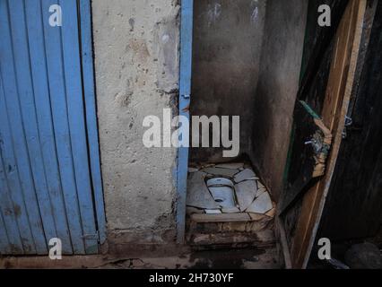 Nairobi, Kenya.19 novembre 2021.Une vue rapprochée d'une communauté locale des toilettes publiques à Kibera.la Journée mondiale des toilettes est une journée internationale officielle des Nations Unies le 19 novembre pour inspirer l'action pour s'attaquer à la crise mondiale de l'assainissement dans le monde entier.Cela est toujours établi comme un rappel de l'assainissement approprié et de l'importance d'avoir des toilettes à travers nos quartiers locaux pour éviter la propagation et la sous-traitance de maladies entre nous et aussi protéger nos eaux et climat contre la pollution de l'élimination des sacs de toilettes volants.Crédit : SOPA Images Limited/Alamy Live News Banque D'Images