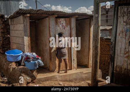 Nairobi, Kenya.19 novembre 2021.Une femme verrouille une toilette après utilisation à Nairobi.la Journée mondiale des toilettes est une journée internationale officielle des Nations Unies le 19 novembre pour inspirer l'action pour s'attaquer à la crise mondiale de l'assainissement dans le monde entier.Cela est toujours établi comme un rappel de l'assainissement approprié et de l'importance d'avoir des toilettes à travers nos quartiers locaux pour éviter la propagation et la sous-traitance de maladies entre nous et aussi protéger nos eaux et climat contre la pollution de l'élimination des sacs de toilettes volants.Crédit : SOPA Images Limited/Alamy Live News Banque D'Images