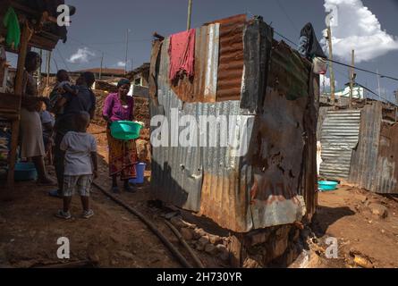 Nairobi, Kenya.19 novembre 2021.Les femmes s'assoient près d'une ancienne structure latrines dans les bidonvilles de Kibera.la Journée mondiale des toilettes est une journée internationale officielle des Nations Unies le 19 novembre pour inspirer l'action pour s'attaquer à la crise mondiale de l'assainissement dans le monde entier.Cela est toujours établi comme un rappel de l'assainissement approprié et de l'importance d'avoir des toilettes à travers nos quartiers locaux pour éviter la propagation et la sous-traitance de maladies entre nous et aussi protéger nos eaux et climat contre la pollution de l'élimination des sacs de toilettes volants.Crédit : SOPA Images Limited/Alamy Live News Banque D'Images
