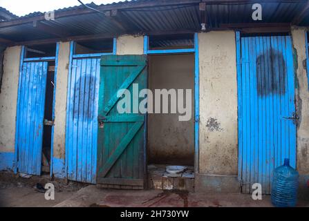 Nairobi, Kenya.19 novembre 2021.Une vue rapprochée d'une communauté locale des toilettes publiques à Kibera.la Journée mondiale des toilettes est une journée internationale officielle des Nations Unies le 19 novembre pour inspirer l'action pour s'attaquer à la crise mondiale de l'assainissement dans le monde entier.Cela est toujours établi comme un rappel de l'assainissement approprié et de l'importance d'avoir des toilettes à travers nos quartiers locaux pour éviter la propagation et la sous-traitance de maladies entre nous et aussi protéger nos eaux et climat contre la pollution de l'élimination des sacs de toilettes volants.Crédit : SOPA Images Limited/Alamy Live News Banque D'Images