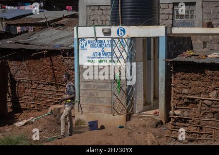 Nairobi, Kenya.19 novembre 2021.Un homme se tient à l'extérieur des toilettes publiques de la communauté, données et financées par l'Organisation Mazingira Yetu et Arthi Water à Kibera.la Journée mondiale des toilettes est une journée internationale officielle des Nations Unies le 19 novembre pour inspirer l'action pour s'attaquer à la crise mondiale de l'assainissement dans le monde entier.Cela est toujours établi comme un rappel de l'assainissement approprié et de l'importance d'avoir des toilettes à travers nos quartiers locaux pour éviter la propagation et la contraction de maladies entre nous et aussi protéger nos eaux et climat contre la pollution de l'élimination des toilettes volantes b Banque D'Images