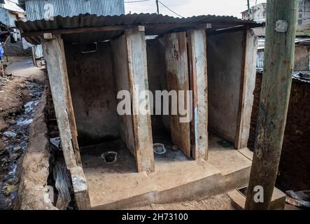 Nairobi, Kenya.19 novembre 2021.Une vue d'une toilette abandonnée dans les bidonvilles de Kibera.la Journée mondiale des toilettes est une journée internationale officielle des Nations Unies le 19 novembre pour inspirer l'action pour s'attaquer à la crise mondiale de l'assainissement dans le monde entier.Cela est toujours établi comme un rappel de l'assainissement approprié et de l'importance d'avoir des toilettes à travers nos quartiers locaux pour éviter la propagation et la sous-traitance de maladies entre nous et aussi protéger nos eaux et climat contre la pollution de l'élimination des sacs de toilettes volants.Crédit : SOPA Images Limited/Alamy Live News Banque D'Images