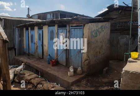 Nairobi, Kenya.19 novembre 2021.Les portes des toilettes publiques de la communauté locale sont photographiées fermées à Kibera.la Journée mondiale des toilettes est une journée internationale officielle des Nations Unies le 19 novembre afin d'inspirer l'action pour s'attaquer à la crise mondiale de l'assainissement dans le monde entier.Cela est toujours établi comme un rappel de l'assainissement approprié et de l'importance d'avoir des toilettes à travers nos quartiers locaux pour éviter la propagation et la sous-traitance de maladies entre nous et aussi protéger nos eaux et climat contre la pollution de l'élimination des sacs de toilettes volants.Crédit : SOPA Images Limited/Alamy Live News Banque D'Images