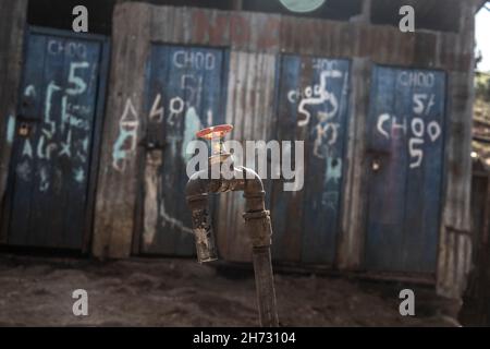 Nairobi, Kenya.19 novembre 2021.Les portes des toilettes publiques de la communauté locale sont photographiées fermées à Kibera.la Journée mondiale des toilettes est une journée internationale officielle des Nations Unies le 19 novembre afin d'inspirer l'action pour s'attaquer à la crise mondiale de l'assainissement dans le monde entier.Cela est toujours établi comme un rappel de l'assainissement approprié et de l'importance d'avoir des toilettes à travers nos quartiers locaux pour éviter la propagation et la sous-traitance de maladies entre nous et aussi protéger nos eaux et climat contre la pollution de l'élimination des sacs de toilettes volants.Crédit : SOPA Images Limited/Alamy Live News Banque D'Images
