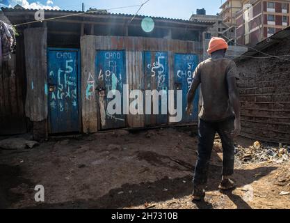 Nairobi, Kenya.19 novembre 2021.Un homme passe devant une toilette locale à Kibera.la Journée mondiale des toilettes est une journée internationale officielle des Nations Unies le 19 novembre pour inspirer l'action pour s'attaquer à la crise mondiale de l'assainissement dans le monde entier.Cela est toujours établi comme un rappel de l'assainissement approprié et de l'importance d'avoir des toilettes à travers nos quartiers locaux pour éviter la propagation et la sous-traitance de maladies entre nous et aussi protéger nos eaux et climat contre la pollution de l'élimination des sacs de toilettes volants.Crédit : SOPA Images Limited/Alamy Live News Banque D'Images