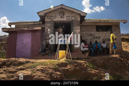 Nairobi, Kenya.19 novembre 2021.Les habitants des bidonvilles de Kibera sont assis à l'extérieur d'une toilette publique locale.la Journée mondiale des toilettes est une journée internationale officielle des Nations Unies le 19 novembre pour inspirer l'action pour s'attaquer à la crise mondiale de l'assainissement dans le monde entier.Cela est toujours établi comme un rappel de l'assainissement approprié et de l'importance d'avoir des toilettes à travers nos quartiers locaux pour éviter la propagation et la sous-traitance de maladies entre nous et aussi protéger nos eaux et climat contre la pollution de l'élimination des sacs de toilettes volants.Crédit : SOPA Images Limited/Alamy Live News Banque D'Images