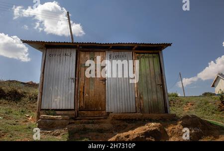 Nairobi, Kenya.19 novembre 2021.Les portes des toilettes publiques de la communauté locale sont photographiées fermées à Kibera.la Journée mondiale des toilettes est une journée internationale officielle des Nations Unies le 19 novembre afin d'inspirer l'action pour s'attaquer à la crise mondiale de l'assainissement dans le monde entier.Cela est toujours établi comme un rappel de l'assainissement approprié et de l'importance d'avoir des toilettes à travers nos quartiers locaux pour éviter la propagation et la sous-traitance de maladies entre nous et aussi protéger nos eaux et climat contre la pollution de l'élimination des sacs de toilettes volants.Crédit : SOPA Images Limited/Alamy Live News Banque D'Images