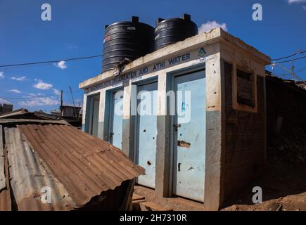 Nairobi, Kenya.19 novembre 2021.Les portes des toilettes publiques de la communauté locale sont photographiées fermées à Kibera.la Journée mondiale des toilettes est une journée internationale officielle des Nations Unies le 19 novembre afin d'inspirer l'action pour s'attaquer à la crise mondiale de l'assainissement dans le monde entier.Cela est toujours établi comme un rappel de l'assainissement approprié et de l'importance d'avoir des toilettes à travers nos quartiers locaux pour éviter la propagation et la sous-traitance de maladies entre nous et aussi protéger nos eaux et climat contre la pollution de l'élimination des sacs de toilettes volants.Crédit : SOPA Images Limited/Alamy Live News Banque D'Images