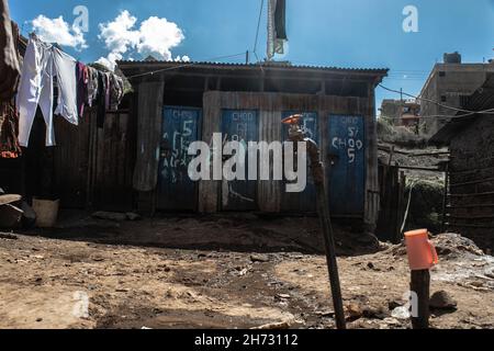 Nairobi, Kenya.19 novembre 2021.Une vue d'une toilette locale située autour des quartiers dans les bidonvilles de Kibera.la Journée mondiale des toilettes est une journée internationale officielle des Nations Unies le 19 novembre pour inspirer l'action pour s'attaquer à la crise mondiale de l'assainissement dans le monde entier.Cela est toujours établi comme un rappel de l'assainissement approprié et de l'importance d'avoir des toilettes à travers nos quartiers locaux pour éviter la propagation et la sous-traitance de maladies entre nous et aussi protéger nos eaux et climat contre la pollution de l'élimination des sacs de toilettes volants.Crédit : SOPA Images Limited/Alamy Live News Banque D'Images