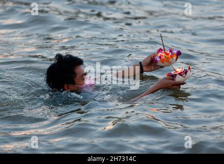 Bangkok, Thaïlande.19 novembre 2021.Un homme transporte du krathong dans la rivière Chao Phraya pendant le festival Loy Krathong.Les croyants flottent krathong pendant le festival, qui est tenu comme une excuse symbolique à la déesse de la rivière.Crédit : SOPA Images Limited/Alamy Live News Banque D'Images