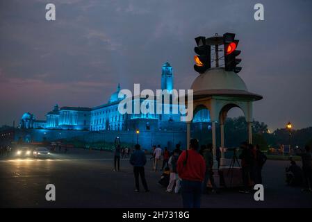 New Delhi, Inde.19 novembre 2021.Rashtrapati Bhawan, bloc Nord et Sud illuminé de lumières bleues à Vijay Chowk à la veille de la Journée mondiale de l'enfance.Les lumières bleues ont été allumées en solidarité avec les droits des enfants dans le monde entier.Cette année, l'accent est mis sur l'apprentissage, le rétablissement et l'urgence de rouvrir les écoles en toute sécurité.Crédit : SOPA Images Limited/Alamy Live News Banque D'Images