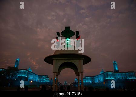 New Delhi, Inde.19 novembre 2021.Rashtrapati Bhawan, bloc Nord et Sud illuminé de lumières bleues à Vijay Chowk à la veille de la Journée mondiale de l'enfance.Les lumières bleues ont été allumées en solidarité avec les droits des enfants dans le monde entier.Cette année, l'accent est mis sur l'apprentissage, le rétablissement et l'urgence de rouvrir les écoles en toute sécurité.Crédit : SOPA Images Limited/Alamy Live News Banque D'Images