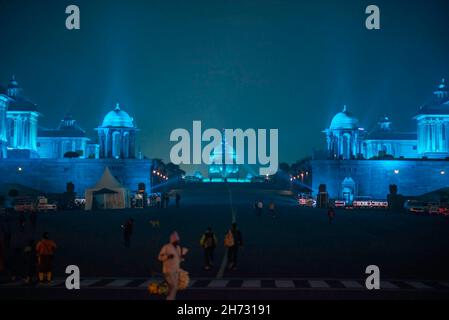 New Delhi, Inde.19 novembre 2021.Rashtrapati Bhawan, bloc Nord et Sud illuminé de lumières bleues à Vijay Chowk à la veille de la Journée mondiale de l'enfance.Les lumières bleues ont été allumées en solidarité avec les droits des enfants dans le monde entier.Cette année, l'accent est mis sur l'apprentissage, le rétablissement et l'urgence de rouvrir les écoles en toute sécurité.Crédit : SOPA Images Limited/Alamy Live News Banque D'Images