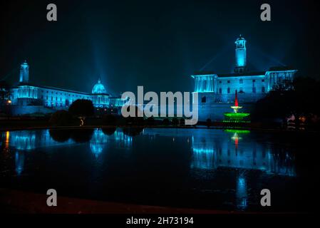 New Delhi, Inde.19 novembre 2021.Rashtrapati Bhawan, bloc Nord et Sud illuminé de lumières bleues à Vijay Chowk à la veille de la Journée mondiale de l'enfance.Les lumières bleues ont été allumées en solidarité avec les droits des enfants dans le monde entier.Cette année, l'accent est mis sur l'apprentissage, le rétablissement et l'urgence de rouvrir les écoles en toute sécurité.Crédit : SOPA Images Limited/Alamy Live News Banque D'Images