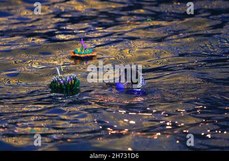 Bangkok, Thaïlande.19 novembre 2021.Une femme porte un krathong dans la rivière Chao Phraya pendant le festival Loy Krathong.Les croyants flottent krathong pendant le festival, qui est tenu comme une excuse symbolique à la déesse de la rivière.(Photo de Chaiwat Subprasom/SOPA Images/Sipa USA) crédit: SIPA USA/Alay Live News Banque D'Images