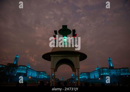 New Delhi, Inde.19 novembre 2021.Rashtrapati Bhawan, bloc Nord et Sud illuminé de lumières bleues à Vijay Chowk à la veille de la Journée mondiale de l'enfance.Les lumières bleues ont été allumées en solidarité avec les droits des enfants dans le monde entier.Cette année, l'accent est mis sur l'apprentissage, le rétablissement et l'urgence de rouvrir les écoles en toute sécurité.(Photo de Pradeep Gaur/SOPA Images/Sipa USA) crédit: SIPA USA/Alay Live News Banque D'Images