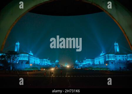 New Delhi, Inde.19 novembre 2021.Rashtrapati Bhawan, bloc Nord et Sud illuminé de lumières bleues à Vijay Chowk à la veille de la Journée mondiale de l'enfance.Les lumières bleues ont été allumées en solidarité avec les droits des enfants dans le monde entier.Cette année, l'accent est mis sur l'apprentissage, le rétablissement et l'urgence de rouvrir les écoles en toute sécurité.(Photo de Pradeep Gaur/SOPA Images/Sipa USA) crédit: SIPA USA/Alay Live News Banque D'Images